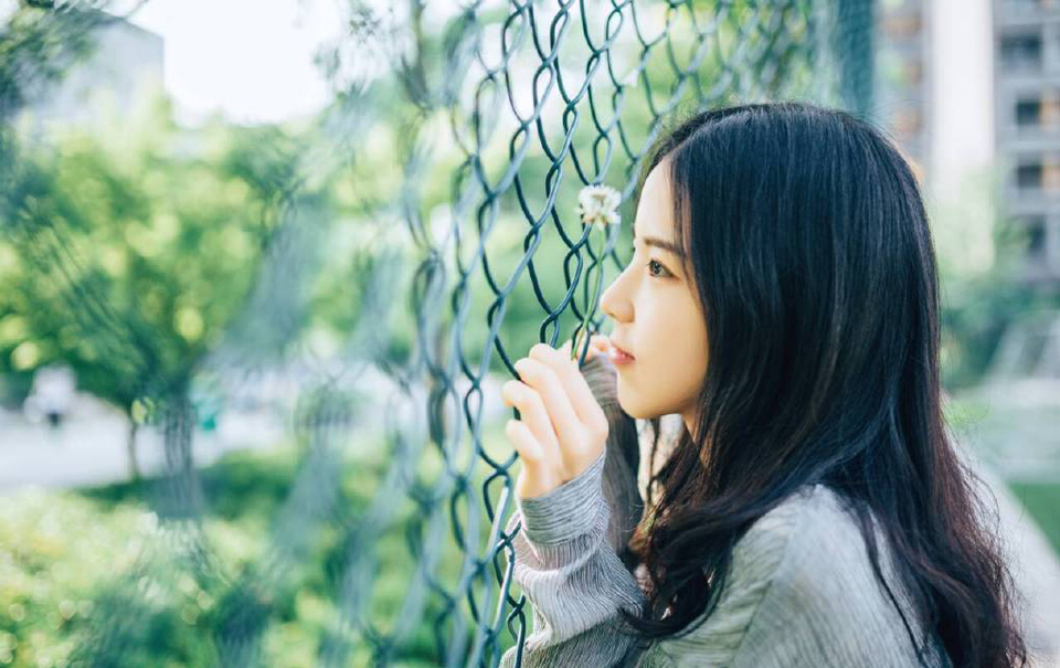 “为何不可？”刘璝抬起头，目光变得有些通红，便是张任，在对上刘璝那双眸子的时候，也不禁一窒，这个老实人发怒了，那种野兽般的眸子，让张任都有种不敢直视的感觉。